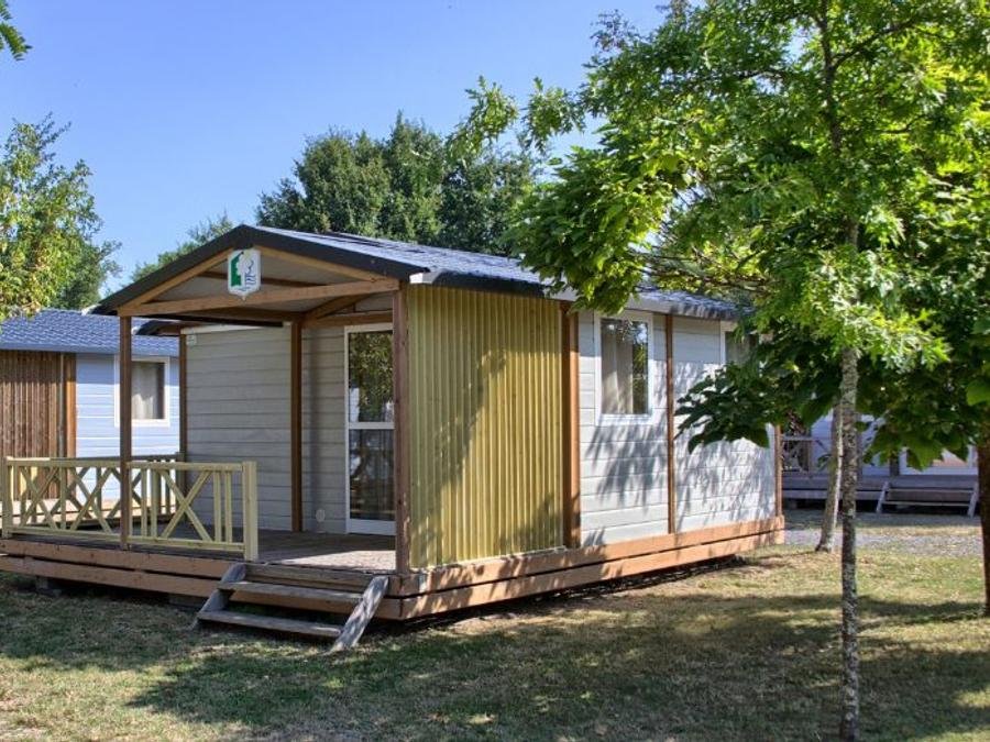 Camping Pas Cher vous présente avec son site Officiel campingpascher.fr, le Camping L'Orée Du Bois classé 4 étoiles, situé sur la commune de Hourtin dans le département Gironde (Aquitaine) en France. Le camping L'Orée Du Bois, vous présente un hébergement de type chalet de 20 m² pour 4 personnes et télévision. Le camping L'Orée Du Bois vous propose du dimanche 06 septembre au dimanche 13 septembre 2026, en promotion à -10% pour 7 nuits à 234 € au lieu de 260,0 € soit une Économie de 26 €. Cette location propose 1 dates différentes pour réserver votre séjour. Découvrez également les 55 autres gammes d'hébergements du camping. Les Avis clients pour le Camping L'Orée Du Bois sont excellents avec une note moyenne de 8 sur 10. Piscine chauffée, Piscine couverte, Animation ados, Animations familiales, Club enfants, Aire de jeux enfants, Baby-foot, Canoë-kayak, Centre équestre, Golf, Location de bateaux, Paddle, Ping-pong, Piscine, Pétanque, Ski nautique, Structure gonflable enfants, Terrain multisports, Trampoline, Bar, Plats à emporter, Snack/Bar, Supermarché,... En savoir plus : cliquez-ICI.