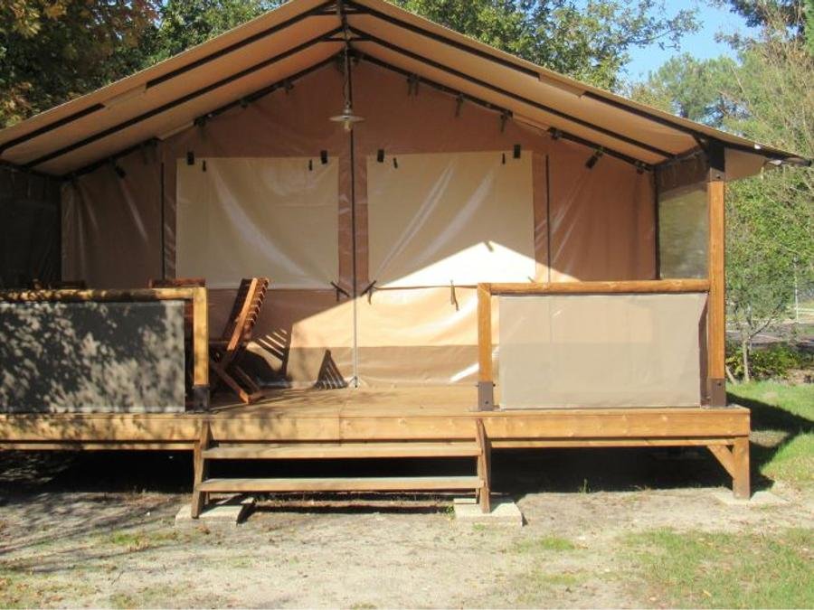Camping Pas Cher vous présente avec son site Officiel campingpascher.fr, le Camping L'Orée Du Bois classé 4 étoiles, situé sur la commune de Hourtin dans le département Gironde (Aquitaine) en France. Le camping L'Orée Du Bois vous propose un hébergement de type bungalow toilé de 30 m² pour 5 personnes. L'établissement vous propose 42 autres types d'hébergements. Découvrez tous nos séjours à petits prix dans la commune et aux alentours de Hourtin du département : Gironde (Aquitaine). Les Avis clients pour le Camping L'Orée Du Bois sont excellents avec une note moyenne de 8 sur 10. Piscine chauffée, Piscine couverte, Animation ados, Animations familiales, Club enfants, Aire de jeux enfants, Baby-foot, Canoë-kayak, Centre équestre, Golf, Location de bateaux, Paddle, Ping-pong, Piscine, Pétanque, Ski nautique, Structure gonflable enfants, Terrain multisports, Trampoline, Bar, Plats à emporter, Snack/Bar, Supermarché,... En savoir plus : cliquez-ICI.