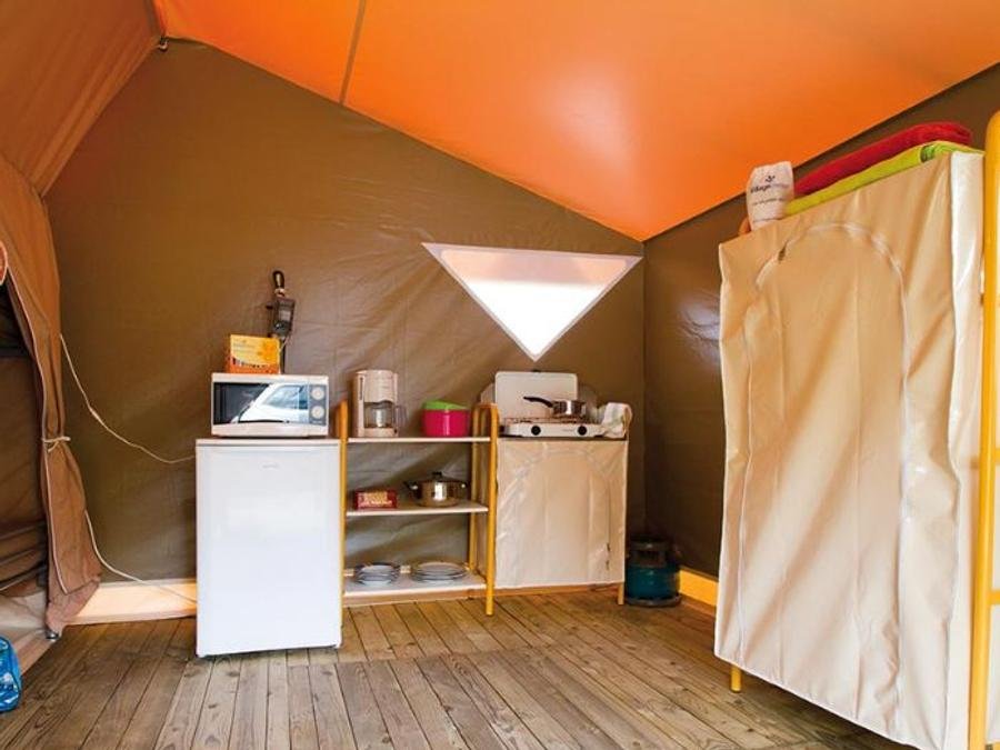 Camping Pas Cher vous présente avec son site Officiel campingpascher.fr, le Camping L'Orée Du Bois classé 4 étoiles, situé sur la commune de Hourtin dans le département Gironde (Aquitaine) en France. Le camping L'Orée Du Bois vous propose un hébergement de type bungalow toilé de 20 m² pour 4 personnes. Cet hébergement propose plus de 32 dates différentes pour réserver ! Pour dévouvrir la période la moins chère, consultez la rubrique 'Tarifs' et sélectionnez votre mois de départ. L'établissement vous propose 51 autres types d'hébergements. Découvrez tous nos séjours à petits prix dans la commune et aux alentours de Hourtin du département : Gironde (Aquitaine). Les Avis clients pour le Camping L'Orée Du Bois sont excellents avec une note moyenne de 8 sur 10. Piscine chauffée, Piscine couverte, Animation ados, Animations familiales, Club enfants, Aire de jeux enfants, Baby-foot, Canoë-kayak, Centre équestre, Golf, Location de bateaux, Paddle, Ping-pong, Piscine, Pétanque, Ski nautique, Structure gonflable enfants, Terrain multisports, Trampoline, Bar, Plats à emporter, Snack/Bar, Supermarché,... En savoir plus : cliquez-ICI.