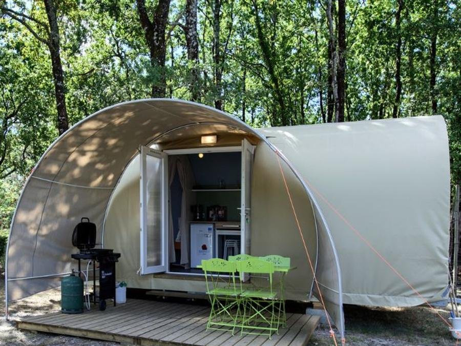 Camping Pas Cher vous présente avec son site Officiel campingpascher.fr, le Camping L'Orée Du Bois classé 4 étoiles, situé sur la commune de Hourtin dans le département Gironde (Aquitaine) en France. Le camping L'Orée Du Bois vous propose un hébergement de type tente de 16 m² pour 4 personnes. Cet hébergement propose plus de 24 dates différentes pour réserver ! Pour dévouvrir la période la moins chère, consultez la rubrique 'Tarifs' et sélectionnez votre mois de départ. L'établissement vous propose 51 autres types d'hébergements. Découvrez tous nos séjours à petits prix dans la commune et aux alentours de Hourtin du département : Gironde (Aquitaine). Les Avis clients pour le Camping L'Orée Du Bois sont excellents avec une note moyenne de 8 sur 10. Piscine chauffée, Piscine couverte, Animation ados, Animations familiales, Club enfants, Aire de jeux enfants, Baby-foot, Canoë-kayak, Centre équestre, Golf, Location de bateaux, Paddle, Ping-pong, Piscine, Pétanque, Ski nautique, Structure gonflable enfants, Terrain multisports, Trampoline, Bar, Plats à emporter, Snack/Bar, Supermarché,... En savoir plus : cliquez-ICI.