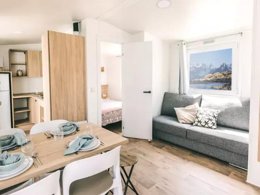 Camping Pas Cher vous présente avec son site Officiel campingpascher.fr, le Camping L'Orée Du Bois classé 4 étoiles, situé sur la commune de Hourtin dans le département Gironde (Aquitaine) en France. Le camping L'Orée Du Bois, vous présente un hébergement de type mobil-home de 30 m² pour 6 personnes avec climatisation et télévision. Le camping L'Orée Du Bois vous proposeun séjour PAS CHER avec une REMISEdu lundi 06 avril au lundi 13 avril 2026, en promotion à -35% pour 7 nuits à 359 € au lieu de 552,31 € soit une Économie de 193,31 €. Cette location propose 91 dates différentes pour réserver votre séjour. Découvrez également les 8 autres gammes d'hébergements du camping. Les Avis clients pour le Camping L'Orée Du Bois sont excellents avec une note moyenne de 8 sur 10. Piscine chauffée, Piscine couverte, Animation ados, Animations familiales, Club enfants, Aire de jeux enfants, Baby-foot, Canoë-kayak, Centre équestre, Golf, Location de bateaux, Paddle, Ping-pong, Piscine, Pétanque, Ski nautique, Structure gonflable enfants, Terrain multisports, Trampoline, Bar, Plats à emporter, Snack/Bar, Supermarché,... En savoir plus : cliquez-ICI.