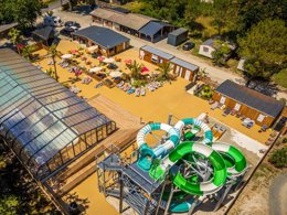 Camping Pas Cher vous présente avec son site Officiel campingpascher.fr, le Camping L'Orée Du Bois classé 4 étoiles, situé sur la commune de Hourtin dans le département Gironde (Aquitaine) en France. Le camping L'Orée Du Bois, vous présente un hébergement de type mobil-home de 23 m² pour 1 personne avec climatisation et télévision. Le camping L'Orée Du Bois vous propose du sam. 04 avril au sam. 11 avril 2026 pour 7 nuits à 239€. Cette location propose 23 dates différentes pour réserver votre séjour. Découvrez également les 8 autres gammes d'hébergements du camping. Les Avis clients pour le Camping L'Orée Du Bois sont excellents avec une note moyenne de 8 sur 10. Piscine chauffée, Piscine couverte, Animation ados, Animations familiales, Club enfants, Aire de jeux enfants, Baby-foot, Canoë-kayak, Centre équestre, Golf, Location de bateaux, Paddle, Ping-pong, Piscine, Pétanque, Ski nautique, Structure gonflable enfants, Terrain multisports, Trampoline, Bar, Plats à emporter, Snack/Bar, Supermarché,... En savoir plus : cliquez-ICI.