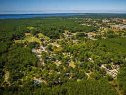 Camping Pas Cher vous présente avec son site Officiel campingpascher.fr, le Camping L'Oree Du Bois classé 4 étoiles, situé sur la commune de Hourtin dans le département Gironde (Aquitaine) en France. Le camping L'Oree Du Bois vous propose un hébergement de type bungalow toilé de 30 m² pour 5 personnes. L'établissement vous propose 39 autres types d'hébergements. Découvrez tous nos séjours à petits prix dans la commune et aux alentours de Hourtin du département : Gironde (Aquitaine). Les Avis clients pour le Camping L'Oree Du Bois sont excellents avec une note moyenne de 8 sur 10. Piscine chauffée, Piscine couverte, Animation ados, Animations familiales, Club enfants, Aire de jeux enfants, Baby-foot, Canoë-kayak, Centre équestre, Golf, Location de bateaux, Paddle, Ping-pong, Piscine, Pétanque, Ski nautique, Structure gonflable enfants, Terrain multisports, Trampoline, Bar, Plats à emporter, Snack/Bar, Supermarché,... En savoir plus : cliquez-ICI.