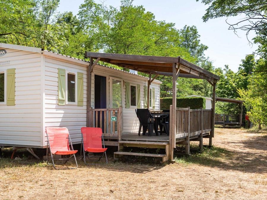 Camping Pas Cher vous présente avec son site Officiel campingpascher.fr, le Camping Ushuaia Villages L’Oasis classé 5 étoiles, situé sur la commune de Eclassan dans le département Ardèche (Rhône Alpes) en France. Le camping Ushuaia Villages L’Oasis, vous présente un hébergement de type mobil-home de 25 m² pour 1 personne. Le camping Ushuaia Villages L’Oasis vous propose du lundi 29 juin au lundi 06 juillet 2026, en promotion à -11% pour 7 nuits à 460 € au lieu de 517,0 € soit une Économie de 57 €. Cette location propose 33 dates différentes pour réserver votre séjour. Découvrez également les 13 autres gammes d'hébergements du camping. Les Avis clients pour le Camping Ushuaia Villages L’Oasis sont excellents avec une note moyenne de 8 sur 10. Rivière, Piscine chauffée, Piscine extérieure, Animations familiales, Club enfants, Aire de jeux enfants, Baby-foot, Court de tennis, Parcours sportif, Ping-pong, Pétanque, Randonnée, Terrain de volley-ball, Terrain multisports, Trampoline, Boulangerie, Dépôt de pain, Pizzeria, Snack/Bar, Épicerie,... En savoir plus : cliquez-ICI.
