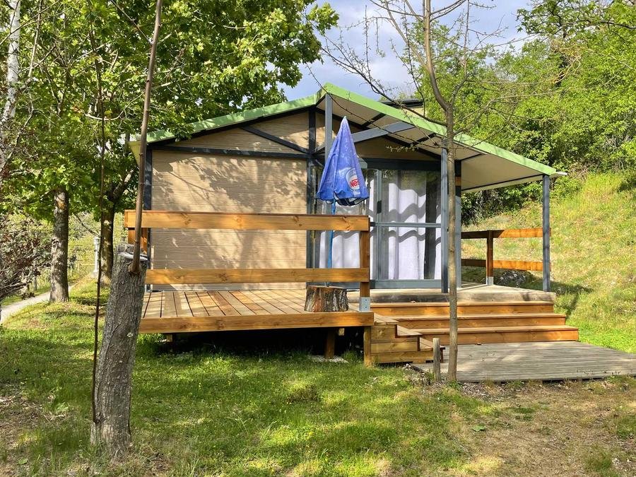 Camping Pas Cher vous présente avec son site Officiel campingpascher.fr, le Camping Ushuaia Villages L’Oasis classé 5 étoiles, situé sur la commune de Eclassan dans le département Ardèche (Rhône Alpes) en France. Le camping Ushuaia Villages L’Oasis, vous présente un hébergement de type chalet de 24 m² pour 1 personne. Le camping Ushuaia Villages L’Oasis vous propose du lundi 29 juin au lundi 06 juillet 2026, en promotion à -10% pour 7 nuits à 415 € au lieu de 463,5 € soit une Économie de 48,50 €. Cette location propose 12 dates différentes pour réserver votre séjour. Découvrez également les 13 autres gammes d'hébergements du camping. Les Avis clients pour le Camping Ushuaia Villages L’Oasis sont excellents avec une note moyenne de 8 sur 10. Rivière, Piscine chauffée, Piscine extérieure, Animations familiales, Club enfants, Aire de jeux enfants, Baby-foot, Court de tennis, Parcours sportif, Ping-pong, Pétanque, Randonnée, Terrain de volley-ball, Terrain multisports, Trampoline, Boulangerie, Dépôt de pain, Pizzeria, Snack/Bar, Épicerie,... En savoir plus : cliquez-ICI.