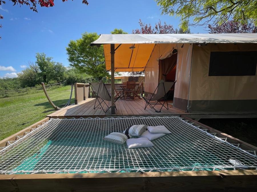 Camping Pas Cher vous présente avec son site Officiel campingpascher.fr, le Camping Ushuaia Villages L’Oasis classé 5 étoiles, situé sur la commune de Eclassan dans le département Ardèche (Rhône Alpes) en France. Le camping Ushuaia Villages L’Oasis, vous présente un hébergement de type hébergement insolite de 30 m² pour 1 personne. Le camping Ushuaia Villages L’Oasis vous propose du lundi 29 juin au lundi 06 juillet 2026, en promotion à -11% pour 7 nuits à 456,50 € au lieu de 513,5 € soit une Économie de 57 €. Cette location propose 22 dates différentes pour réserver votre séjour. Découvrez également les 13 autres gammes d'hébergements du camping. Les Avis clients pour le Camping Ushuaia Villages L’Oasis sont excellents avec une note moyenne de 8 sur 10. Rivière, Piscine chauffée, Piscine extérieure, Animations familiales, Club enfants, Aire de jeux enfants, Baby-foot, Court de tennis, Parcours sportif, Ping-pong, Pétanque, Randonnée, Terrain de volley-ball, Terrain multisports, Trampoline, Boulangerie, Dépôt de pain, Pizzeria, Snack/Bar, Épicerie,... En savoir plus : cliquez-ICI.