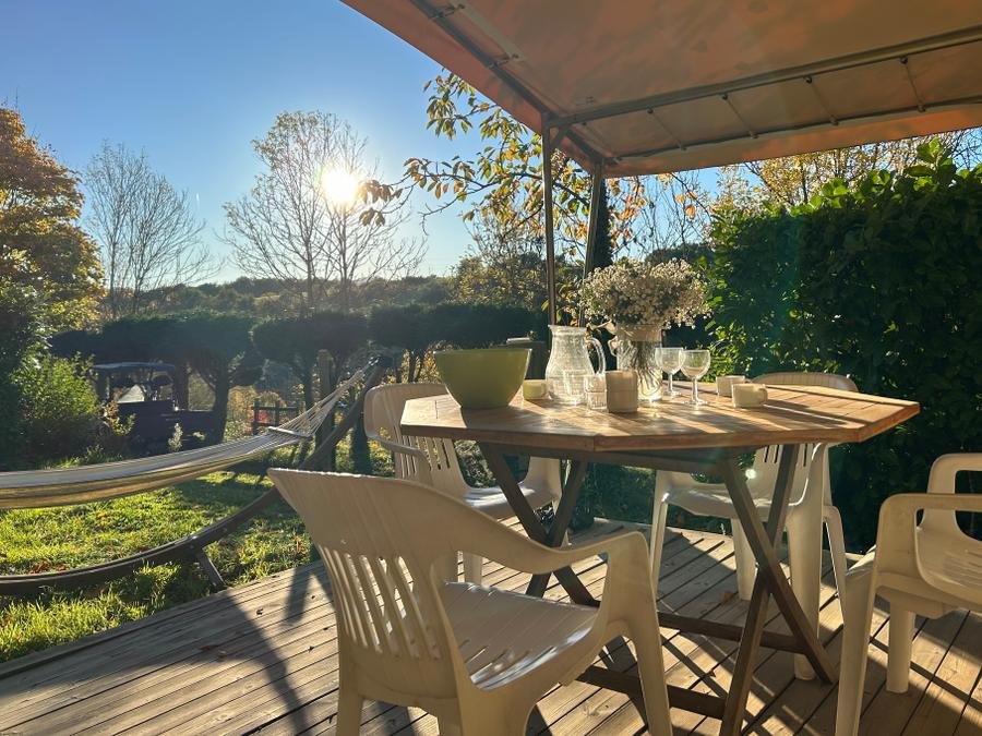 Camping Pas Cher vous présente avec son site Officiel campingpascher.fr, le Camping Ushuaia Villages L’Oasis classé 5 étoiles, situé sur la commune de Eclassan dans le département Ardèche (Rhône Alpes) en France. Le camping Ushuaia Villages L’Oasis, vous présente un hébergement de type hébergement insolite de 25 m² pour 1 personne. Le camping Ushuaia Villages L’Oasis vous propose du lundi 29 juin au lundi 06 juillet 2026, en promotion à -12% pour 7 nuits à 290 € au lieu de 330,0 € soit une Économie de 40 €. Cette location propose 54 dates différentes pour réserver votre séjour. Découvrez également les 13 autres gammes d'hébergements du camping. Les Avis clients pour le Camping Ushuaia Villages L’Oasis sont excellents avec une note moyenne de 8 sur 10. Rivière, Piscine chauffée, Piscine extérieure, Animations familiales, Club enfants, Aire de jeux enfants, Baby-foot, Court de tennis, Parcours sportif, Ping-pong, Pétanque, Randonnée, Terrain de volley-ball, Terrain multisports, Trampoline, Boulangerie, Dépôt de pain, Pizzeria, Snack/Bar, Épicerie,... En savoir plus : cliquez-ICI.