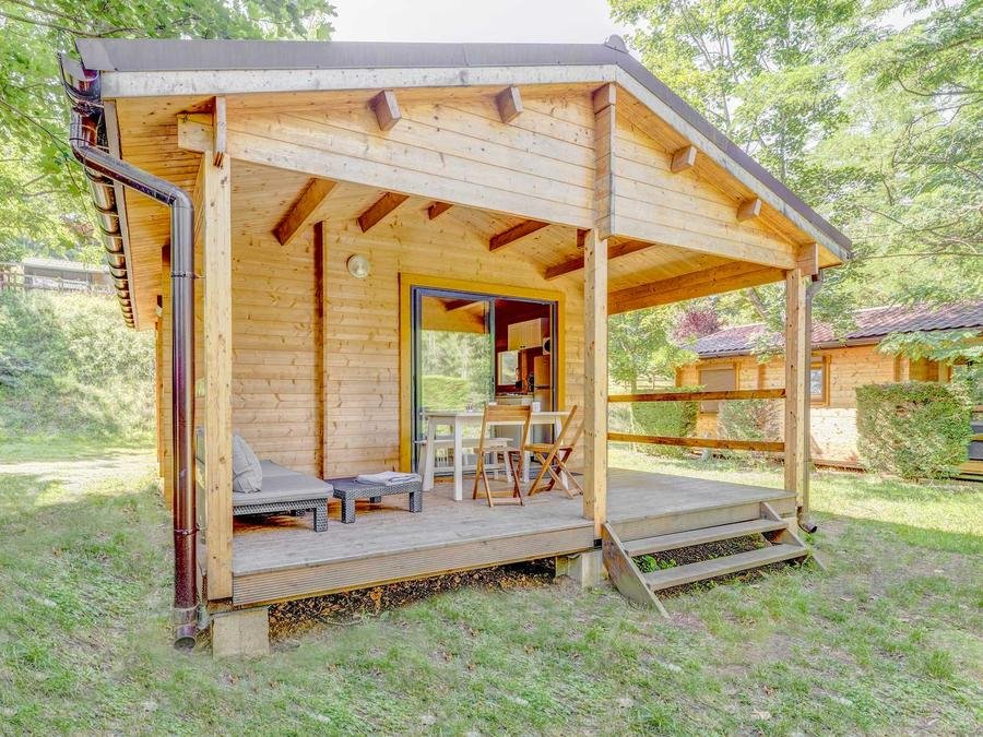 Camping Pas Cher vous présente avec son site Officiel campingpascher.fr, le Camping Ushuaia Villages L’Oasis classé 5 étoiles, situé sur la commune de Eclassan dans le département Ardèche (Rhône Alpes) en France. Le camping Ushuaia Villages L’Oasis vous propose un hébergement de type chalet de 25 m². L'établissement vous propose 13 autres types d'hébergements. Découvrez tous nos séjours à petits prix dans la commune et aux alentours de Eclassan du département : Ardèche (Rhône Alpes). Les Avis clients pour le Camping Ushuaia Villages L’Oasis sont excellents avec une note moyenne de 8 sur 10. Rivière, Piscine chauffée, Piscine extérieure, Animations familiales, Club enfants, Aire de jeux enfants, Baby-foot, Court de tennis, Parcours sportif, Ping-pong, Pétanque, Randonnée, Terrain de volley-ball, Terrain multisports, Trampoline, Boulangerie, Dépôt de pain, Pizzeria, Snack/Bar, Épicerie,... En savoir plus : cliquez-ICI.