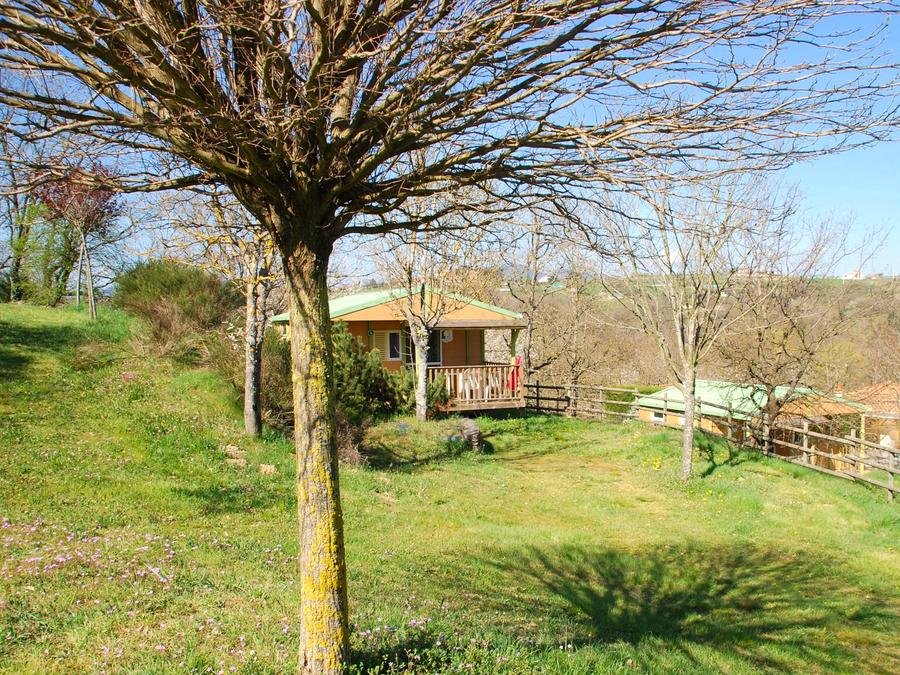 Camping Pas Cher vous présente avec son site Officiel campingpascher.fr, le Camping Ushuaia Villages L’Oasis classé 5 étoiles, situé sur la commune de Eclassan dans le département Ardèche (Rhône Alpes) en France. Le camping Ushuaia Villages L’Oasis, vous présente un hébergement de type chalet de 25 m² pour 5 personnes et télévision. Le camping Ushuaia Villages L’Oasis vous propose du lundi 29 juin au lundi 06 juillet 2026, en promotion à -11% pour 7 nuits à 460 € au lieu de 517,0 € soit une Économie de 57 €. Cette location propose 34 dates différentes pour réserver votre séjour. Découvrez également les 13 autres gammes d'hébergements du camping. Les Avis clients pour le Camping Ushuaia Villages L’Oasis sont excellents avec une note moyenne de 8 sur 10. Rivière, Piscine chauffée, Piscine extérieure, Animations familiales, Club enfants, Aire de jeux enfants, Baby-foot, Court de tennis, Parcours sportif, Ping-pong, Pétanque, Randonnée, Terrain de volley-ball, Terrain multisports, Trampoline, Boulangerie, Dépôt de pain, Pizzeria, Snack/Bar, Épicerie,... En savoir plus : cliquez-ICI.