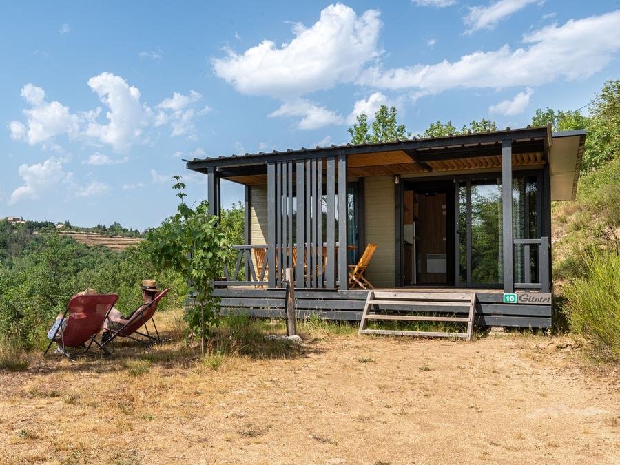 Camping Pas Cher vous présente avec son site Officiel campingpascher.fr, le Camping Ushuaia Villages L’Oasis classé 5 étoiles, situé sur la commune de Eclassan dans le département Ardèche (Rhône Alpes) en France. Le camping Ushuaia Villages L’Oasis, vous présente un hébergement de type chalet de 33 m² pour 6 personnes et télévision. Le camping Ushuaia Villages L’Oasis vous propose du dimanche 26 juillet au dimanche 02 août 2026 pour 7 nuits à 1338€. Cette location propose 1 dates différentes pour réserver votre séjour. Découvrez également les 13 autres gammes d'hébergements du camping. Les Avis clients pour le Camping Ushuaia Villages L’Oasis sont excellents avec une note moyenne de 8 sur 10. Rivière, Piscine chauffée, Piscine extérieure, Animations familiales, Club enfants, Aire de jeux enfants, Baby-foot, Court de tennis, Parcours sportif, Ping-pong, Pétanque, Randonnée, Terrain de volley-ball, Terrain multisports, Trampoline, Boulangerie, Dépôt de pain, Pizzeria, Snack/Bar, Épicerie,... En savoir plus : cliquez-ICI.