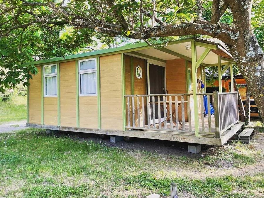 Camping Pas Cher vous présente avec son site Officiel campingpascher.fr, le Camping Ushuaia Villages L’Oasis classé 5 étoiles, situé sur la commune de Eclassan dans le département Ardèche (Rhône Alpes) en France. Le camping Ushuaia Villages L’Oasis, vous présente un hébergement de type chalet de 25 m² pour 5 personnes et télévision. Le camping Ushuaia Villages L’Oasis vous propose du lundi 29 juin au lundi 06 juillet 2026, en promotion à -11% pour 7 nuits à 508 € au lieu de 572,0 € soit une Économie de 64 €. Cette location propose 19 dates différentes pour réserver votre séjour. Découvrez également les 13 autres gammes d'hébergements du camping. Les Avis clients pour le Camping Ushuaia Villages L’Oasis sont excellents avec une note moyenne de 8 sur 10. Rivière, Piscine chauffée, Piscine extérieure, Animations familiales, Club enfants, Aire de jeux enfants, Baby-foot, Court de tennis, Parcours sportif, Ping-pong, Pétanque, Randonnée, Terrain de volley-ball, Terrain multisports, Trampoline, Boulangerie, Dépôt de pain, Pizzeria, Snack/Bar, Épicerie,... En savoir plus : cliquez-ICI.