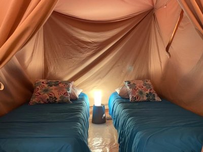 Cliquez pour découvrir toutes les photos de l'HÉBERGEMENT ! tente en toile et bois - Ushuaia Villages L’Oasis photo 6