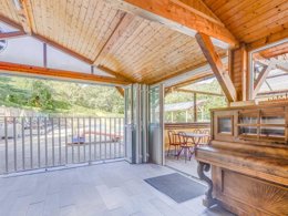 Camping Pas Cher vous présente avec son site Officiel campingpascher.fr, le Camping Ushuaia Villages L’Oasis classé 5 étoiles, situé sur la commune de Eclassan dans le département Ardèche (Rhône Alpes) en France. Le camping Ushuaia Villages L’Oasis, vous présente un hébergement de type chalet de 25 m². Le camping Ushuaia Villages L’Oasis vous propose du lundi 01 juin au lundi 08 juin 2026 pour 7 nuits à 419€. Cette location propose 49 dates différentes pour réserver votre séjour. Découvrez également les 13 autres gammes d'hébergements du camping. Les Avis clients pour le Camping Ushuaia Villages L’Oasis sont excellents avec une note moyenne de 8 sur 10. Rivière, Piscine chauffée, Piscine extérieure, Animations familiales, Club enfants, Aire de jeux enfants, Baby-foot, Court de tennis, Parcours sportif, Ping-pong, Pétanque, Randonnée, Terrain de volley-ball, Terrain multisports, Trampoline, Boulangerie, Dépôt de pain, Pizzeria, Snack/Bar, Épicerie,... En savoir plus : cliquez-ICI.