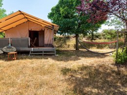 Camping Pas Cher vous présente avec son site Officiel campingpascher.fr, le Camping Ushuaia Villages L’Oasis classé 5 étoiles, situé sur la commune de Eclassan dans le département Ardèche (Rhône Alpes) en France. Le camping Ushuaia Villages L’Oasis, vous présente un hébergement de type tente en toile et bois de 30 m² pour 1 personne. Le camping Ushuaia Villages L’Oasis vous proposeun séjour PAS CHER avec une REMISEdu sam. 27 juin au sam. 04 juillet 2026, en promotion à -34% pour 7 nuits à 275 € au lieu de 419,0 € soit une Économie de 144 €. Cette location propose 85 dates différentes pour réserver votre séjour. Découvrez également les 13 autres gammes d'hébergements du camping. Les Avis clients pour le Camping Ushuaia Villages L’Oasis sont excellents avec une note moyenne de 8 sur 10. Rivière, Piscine chauffée, Piscine extérieure, Animations familiales, Club enfants, Aire de jeux enfants, Baby-foot, Court de tennis, Parcours sportif, Ping-pong, Pétanque, Randonnée, Terrain de volley-ball, Terrain multisports, Trampoline, Boulangerie, Dépôt de pain, Pizzeria, Snack/Bar, Épicerie,... En savoir plus : cliquez-ICI.