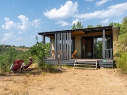 Camping Pas Cher vous présente avec son site Officiel campingpascher.fr, le Camping Ushuaia Villages L’Oasis classé 5 étoiles, situé sur la commune de Eclassan dans le département Ardèche (Rhône Alpes) en France. Le camping Ushuaia Villages L’Oasis, vous présente un hébergement de type chalet de 33 m² pour 6 personnes et télévision. Le camping Ushuaia Villages L’Oasis vous proposeun séjour PAS CHER avec une REMISEdu sam. 27 juin au sam. 04 juillet 2026, en promotion à -34% pour 7 nuits à 393,50 € au lieu de 599,0 € soit une Économie de 205,50 €. Cette location propose 64 dates différentes pour réserver votre séjour. Découvrez également les 13 autres gammes d'hébergements du camping. Les Avis clients pour le Camping Ushuaia Villages L’Oasis sont excellents avec une note moyenne de 8 sur 10. Rivière, Piscine chauffée, Piscine extérieure, Animations familiales, Club enfants, Aire de jeux enfants, Baby-foot, Court de tennis, Parcours sportif, Ping-pong, Pétanque, Randonnée, Terrain de volley-ball, Terrain multisports, Trampoline, Boulangerie, Dépôt de pain, Pizzeria, Snack/Bar, Épicerie,... En savoir plus : cliquez-ICI.