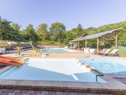 Camping Pas Cher vous présente avec son site Officiel campingpascher.fr, le Camping Ushuaia Villages L’Oasis classé 5 étoiles, situé sur la commune de Eclassan dans le département Ardèche (Rhône Alpes) en France. Le camping Ushuaia Villages L’Oasis, vous présente un hébergement de type chalet pour 6 personnes et télévision. Le camping Ushuaia Villages L’Oasis vous proposeun séjour PAS CHER avec une REMISEdu sam. 27 juin au sam. 04 juillet 2026, en promotion à -34% pour 7 nuits à 393,50 € au lieu de 599,0 € soit une Économie de 205,50 €. Cette location propose 72 dates différentes pour réserver votre séjour. Découvrez également les 13 autres gammes d'hébergements du camping. Les Avis clients pour le Camping Ushuaia Villages L’Oasis sont excellents avec une note moyenne de 8 sur 10. Rivière, Piscine chauffée, Piscine extérieure, Animations familiales, Club enfants, Aire de jeux enfants, Baby-foot, Court de tennis, Parcours sportif, Ping-pong, Pétanque, Randonnée, Terrain de volley-ball, Terrain multisports, Trampoline, Boulangerie, Dépôt de pain, Pizzeria, Snack/Bar, Épicerie,... En savoir plus : cliquez-ICI.