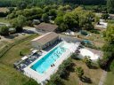 Camping Pas Cher vous présente avec son site Officiel campingpascher.fr, le Camping La Dordogne Verte classé 3 étoiles, situé sur la commune de Saint Aulaye dans le département Dordogne (Aquitaine) en France. Le camping La Dordogne Verte, vous présente un hébergement de type mini-maison de 20 m². Le camping La Dordogne Verte vous propose du vendredi 05 juin au vendredi 12 juin 2026 avec un DÉPART DEMAIN pour 7 nuits à 224€. Cette location propose 32 dates différentes pour réserver votre séjour. Découvrez également les 14 autres gammes d'hébergements du camping. Les Avis clients pour le Camping La Dordogne Verte sont de 7 sur 10. Piscine chauffée, Piscine extérieure, Canoë-kayak, Ping-pong, Pétanque, Structure gonflable enfants, Terrain de football, Terrain de volley-ball, Trampoline, Bar, Dépôt de pain, Épicerie,... En savoir plus : cliquez-ICI.