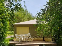 Camping Pas Cher vous présente avec son site Officiel campingpascher.fr, le Camping La Dordogne Verte classé 3 étoiles, situé sur la commune de Saint Aulaye dans le département Dordogne (Aquitaine) en France. Le camping La Dordogne Verte, vous présente un hébergement de type tente de 25 m². Le camping La Dordogne Verte vous propose du mardi 26 mai au mardi 02 juin 2026 pour 7 nuits à 210€. Cette location propose 109 dates différentes pour réserver votre séjour. Découvrez également les 14 autres gammes d'hébergements du camping. Les Avis clients pour le Camping La Dordogne Verte sont de 7 sur 10. Piscine chauffée, Piscine extérieure, Canoë-kayak, Ping-pong, Pétanque, Structure gonflable enfants, Terrain de football, Terrain de volley-ball, Trampoline, Bar, Dépôt de pain, Épicerie,... En savoir plus : cliquez-ICI.