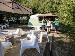 Camping Pas Cher vous présente avec son site Officiel campingpascher.fr, le Camping La Dordogne Verte classé 3 étoiles, situé sur la commune de Saint Aulaye dans le département Dordogne (Aquitaine) en France. Le camping La Dordogne Verte, vous présente un hébergement de type hébergement insolite pour 2 personnes avec climatisation et télévision. Le camping La Dordogne Verte vous propose du mardi 26 mai au mardi 02 juin 2026 pour 7 nuits à 280€. Cette location propose 73 dates différentes pour réserver votre séjour. Découvrez également les 14 autres gammes d'hébergements du camping. Les Avis clients pour le Camping La Dordogne Verte sont de 7 sur 10. Piscine chauffée, Piscine extérieure, Canoë-kayak, Ping-pong, Pétanque, Structure gonflable enfants, Terrain de football, Terrain de volley-ball, Trampoline, Bar, Dépôt de pain, Épicerie,... En savoir plus : cliquez-ICI.
