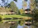 Camping Pas Cher vous présente avec son site Officiel campingpascher.fr, le Camping La Motte classé 3 étoiles, situé sur la commune de Le Fouilloux dans le département Charente-maritime (Poitou Charentes) en France. Le camping La Motte, vous présente un hébergement de type chalet de 25 m² pour 2 personnes avec climatisation et télévision. Le camping La Motte vous propose du sam. 13 décembre au sam. 20 décembre 2025 avec une PROMO de DERNIÈRE MINUTE, en promotion à -20% pour 7 nuits à 240 € au lieu de 300 € soit une Économie de 60 €. Cette location propose 287 dates différentes pour réserver votre séjour. Découvrez également les 5 autres gammes d'hébergements du camping. Les Avis clients pour le Camping La Motte sont excellents avec une note moyenne de 8 sur 10. Animation enfants, Animations familiales, Aire de jeux enfants, Canoë-kayak, Centre équestre, Cyclisme, Pétanque, Randonnée, Bureau de tabac, Food truck, Pizzeria, Restaurant, Station-service, Supermarché,... En savoir plus : cliquez-ICI.