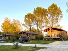Camping Pas Cher vous présente avec son site Officiel campingpascher.fr, le Camping La Motte classé 3 étoiles, situé sur la commune de Le Fouilloux dans le département Charente-maritime (Poitou Charentes) en France. Le camping La Motte, vous présente un hébergement de type mobil-home pour 2 personnes. Le camping La Motte vous propose du sam. 12 septembre au sam. 19 septembre 2026 pour 7 nuits à 210€. Cette location propose 134 dates différentes pour réserver votre séjour. Découvrez également les 5 autres gammes d'hébergements du camping. Les Avis clients pour le Camping La Motte sont excellents avec une note moyenne de 8 sur 10. Animation enfants, Animations familiales, Aire de jeux enfants, Canoë-kayak, Centre équestre, Cyclisme, Pétanque, Randonnée, Bureau de tabac, Food truck, Pizzeria, Restaurant, Station-service, Supermarché,... En savoir plus : cliquez-ICI.