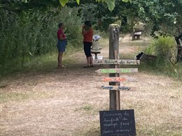 Camping Pas Cher vous présente avec son site Officiel campingpascher.fr, le Camping La Motte classé 3 étoiles, situé sur la commune de Le Fouilloux dans le département Charente-maritime (Poitou Charentes) en France. Le camping La Motte, vous présente un hébergement de type mobil-home de 29 m² pour 2 personnes avec climatisation et télévision. Le camping La Motte vous propose du sam. 13 décembre au sam. 20 décembre 2025 avec un DÉPART DEMAIN pour 7 nuits à 230€. Cette location propose 291 dates différentes pour réserver votre séjour. Découvrez également les 5 autres gammes d'hébergements du camping. Les Avis clients pour le Camping La Motte sont excellents avec une note moyenne de 8 sur 10. Animation enfants, Animations familiales, Aire de jeux enfants, Canoë-kayak, Centre équestre, Cyclisme, Pétanque, Randonnée, Bureau de tabac, Food truck, Pizzeria, Restaurant, Station-service, Supermarché,... En savoir plus : cliquez-ICI.