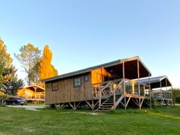 Camping Pas Cher vous présente avec son site Officiel campingpascher.fr, le Camping La Motte classé 3 étoiles, situé sur la commune de Le Fouilloux dans le département Charente-maritime (Poitou Charentes) en France. Le camping La Motte, vous présente un hébergement de type chalet de 25 m² pour 2 personnes avec climatisation et télévision. Le camping La Motte vous propose du sam. 13 décembre au sam. 20 décembre 2025 avec une PROMO de DERNIÈRE MINUTE, en promotion à -20% pour 7 nuits à 240 € au lieu de 300 € soit une Économie de 60 €. Cette location propose 287 dates différentes pour réserver votre séjour. Découvrez également les 5 autres gammes d'hébergements du camping. Les Avis clients pour le Camping La Motte sont excellents avec une note moyenne de 8 sur 10. Animation enfants, Animations familiales, Aire de jeux enfants, Canoë-kayak, Centre équestre, Cyclisme, Pétanque, Randonnée, Bureau de tabac, Food truck, Pizzeria, Restaurant, Station-service, Supermarché,... En savoir plus : cliquez-ICI.