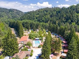 Camping Pas Cher vous présente avec son site Officiel campingpascher.fr, le Camping Sites Et Paysages - Le Vaubarlet classé 4 étoiles, situé sur la commune de Sainte Sigolene dans le département Haute-loire (Auvergne) en France. Le camping Sites Et Paysages - Le Vaubarlet, vous présente un hébergement de type tente de 25 m² pour 2 personnes. Le camping Sites Et Paysages - Le Vaubarlet vous propose du dimanche 20 septembre au dimanche 27 septembre 2026 pour 7 nuits à 264€. Cette location propose 54 dates différentes pour réserver votre séjour. Découvrez également les 9 autres gammes d'hébergements du camping. Les Avis clients pour le Camping Sites Et Paysages - Le Vaubarlet sont excellents avec une note moyenne de 8 sur 10. Rivière, Bassin enfant, Piscine extérieure, Animations familiales, Club enfants, Aire de jeux enfants, Canoë-kayak, Centre équestre, Cyclisme, Pétanque, Randonnée, Structure gonflable enfants, Terrain de football, Terrain de volley-ball, Bar, Dépôt de pain, Plats à emporter, Restaurant, Snack/Bar, Supermarché, Épicerie,... En savoir plus : cliquez-ICI.