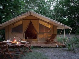 Camping Pas Cher vous présente avec son site Officiel campingpascher.fr, le Camping Sites Et Paysages - Le Vaubarlet classé 4 étoiles, situé sur la commune de Sainte Sigolene dans le département Haute-loire (Auvergne) en France. Le camping Sites Et Paysages - Le Vaubarlet, vous présente un hébergement de type tente de 25 m² pour 2 personnes. Le camping Sites Et Paysages - Le Vaubarlet vous propose du dimanche 20 septembre au dimanche 27 septembre 2026 pour 7 nuits à 264€. Cette location propose 95 dates différentes pour réserver votre séjour. Découvrez également les 11 autres gammes d'hébergements du camping. Les Avis clients pour le Camping Sites Et Paysages - Le Vaubarlet sont excellents avec une note moyenne de 8 sur 10. Rivière, Bassin enfant, Piscine extérieure, Animations familiales, Club enfants, Aire de jeux enfants, Canoë-kayak, Centre équestre, Cyclisme, Pétanque, Randonnée, Structure gonflable enfants, Terrain de football, Terrain de volley-ball, Bar, Dépôt de pain, Plats à emporter, Restaurant, Snack/Bar, Supermarché, Épicerie,... En savoir plus : cliquez-ICI.