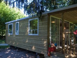 Camping Pas Cher vous présente avec son site Officiel campingpascher.fr, le Camping Sites Et Paysages - Le Vaubarlet classé 4 étoiles, situé sur la commune de Sainte Sigolene dans le département Haute-loire (Auvergne) en France. Le camping Sites Et Paysages - Le Vaubarlet, vous présente un hébergement de type mobil-home de 33 m² pour 1 personne. Le camping Sites Et Paysages - Le Vaubarlet vous propose du dimanche 20 septembre au dimanche 27 septembre 2026 pour 7 nuits à 334€. Cette location propose 86 dates différentes pour réserver votre séjour. Découvrez également les 11 autres gammes d'hébergements du camping. Les Avis clients pour le Camping Sites Et Paysages - Le Vaubarlet sont excellents avec une note moyenne de 8 sur 10. Rivière, Bassin enfant, Piscine extérieure, Animations familiales, Club enfants, Aire de jeux enfants, Canoë-kayak, Centre équestre, Cyclisme, Pétanque, Randonnée, Structure gonflable enfants, Terrain de football, Terrain de volley-ball, Bar, Dépôt de pain, Plats à emporter, Restaurant, Snack/Bar, Supermarché, Épicerie,... En savoir plus : cliquez-ICI.