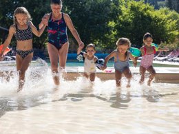 Camping Pas Cher vous présente avec son site Officiel campingpascher.fr, le Camping Sites Et Paysages - Le Vaubarlet classé 4 étoiles, situé sur la commune de Sainte Sigolene dans le département Haute-loire (Auvergne) en France. Le camping Sites Et Paysages - Le Vaubarlet, vous présente un hébergement de type tente de 25 m² pour 2 personnes. Le camping Sites Et Paysages - Le Vaubarlet vous propose du dimanche 20 septembre au dimanche 27 septembre 2026 pour 7 nuits à 264€. Cette location propose 95 dates différentes pour réserver votre séjour. Découvrez également les 11 autres gammes d'hébergements du camping. Les Avis clients pour le Camping Sites Et Paysages - Le Vaubarlet sont excellents avec une note moyenne de 8 sur 10. Rivière, Bassin enfant, Piscine extérieure, Animations familiales, Club enfants, Aire de jeux enfants, Canoë-kayak, Centre équestre, Cyclisme, Pétanque, Randonnée, Structure gonflable enfants, Terrain de football, Terrain de volley-ball, Bar, Dépôt de pain, Plats à emporter, Restaurant, Snack/Bar, Supermarché, Épicerie,... En savoir plus : cliquez-ICI.