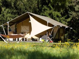 Camping Pas Cher vous présente avec son site Officiel campingpascher.fr, le Camping Sites Et Paysages - Le Vaubarlet classé 4 étoiles, situé sur la commune de Sainte Sigolene dans le département Haute-loire (Auvergne) en France. Le camping Sites Et Paysages - Le Vaubarlet, vous présente un hébergement de type tente en toile et bois pour 2 personnes. Le camping Sites Et Paysages - Le Vaubarlet vous propose du dimanche 20 septembre au dimanche 27 septembre 2026 pour 7 nuits à 299€. Cette location propose 95 dates différentes pour réserver votre séjour. Découvrez également les 11 autres gammes d'hébergements du camping. Les Avis clients pour le Camping Sites Et Paysages - Le Vaubarlet sont excellents avec une note moyenne de 8 sur 10. Rivière, Bassin enfant, Piscine extérieure, Animations familiales, Club enfants, Aire de jeux enfants, Canoë-kayak, Centre équestre, Cyclisme, Pétanque, Randonnée, Structure gonflable enfants, Terrain de football, Terrain de volley-ball, Bar, Dépôt de pain, Plats à emporter, Restaurant, Snack/Bar, Supermarché, Épicerie,... En savoir plus : cliquez-ICI.
