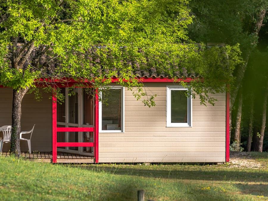 Camping Pas Cher vous présente avec son site Officiel campingpascher.fr, le Camping La Forêt Enchantée classé 3 étoiles, situé sur la commune de Cornille dans le département Dordogne (Aquitaine) en France. Le camping La Forêt Enchantée vous propose un hébergement de type chalet de 38 m² pour 1 personne (télévision). L'établissement vous propose 3 autres types d'hébergements. Découvrez tous nos séjours à petits prix dans la commune et aux alentours de Cornille du département : Dordogne (Aquitaine). Les Avis clients pour le Camping La Forêt Enchantée sont de 7 sur 10. Piscine couverte, Piscine extérieure, Animations familiales, Aire de jeux enfants, Court de tennis, Golf, Ping-pong, Pétanque, Salle de jeux vidéo, Terrain de volley-ball, Bar, Snack/Bar, Supermarché, Épicerie,... En savoir plus : cliquez-ICI.