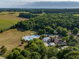 Camping Pas Cher vous présente avec son site Officiel campingpascher.fr, le Camping La Forêt Enchantée classé 3 étoiles, situé sur la commune de Cornille dans le département Dordogne (Aquitaine) en France. Le camping La Forêt Enchantée vous propose un hébergement de type chalet de 38 m² pour 1 personne (télévision). L'établissement vous propose 3 autres types d'hébergements. Découvrez tous nos séjours à petits prix dans la commune et aux alentours de Cornille du département : Dordogne (Aquitaine). Les Avis clients pour le Camping La Forêt Enchantée sont de 7 sur 10. Piscine couverte, Piscine extérieure, Animations familiales, Aire de jeux enfants, Court de tennis, Golf, Ping-pong, Pétanque, Salle de jeux vidéo, Terrain de volley-ball, Bar, Snack/Bar, Supermarché, Épicerie,... En savoir plus : cliquez-ICI.