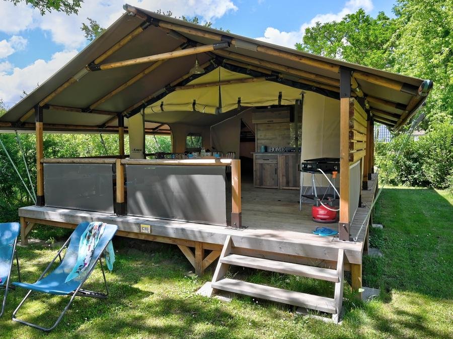 Camping Pas Cher vous présente avec son site Officiel campingpascher.fr, le Camping Le Château classé 3 étoiles, situé sur la commune de Hauterives dans le département Drome (Rhône Alpes) en France. Le camping Le Château vous propose un hébergement de type tente en toile et bois de 46 m² pour 6 personnes. L'établissement vous propose 17 autres types d'hébergements. Découvrez tous nos séjours à petits prix dans la commune et aux alentours de Hauterives du département : Drome (Rhône Alpes). Les Avis clients pour le Camping Le Château sont excellents avec une note moyenne de 9 sur 10. LacRivière, Piscine couverte, Piscine extérieure, Animations familiales, Club enfants, Aire de jeux enfants, Canoë-kayak, Centre équestre, Cyclisme, Golf, Parcours sportif, Ping-pong, Pétanque, Randonnée, Terrain de badminton, Terrain de volley-ball, Terrain multisports, Trampoline, Bar, Boulangerie, Plats à emporter, Snack/Bar, Supermarché,... En savoir plus : cliquez-ICI.