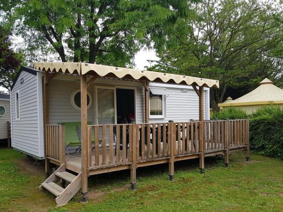 Camping Pas Cher vous présente avec son site Officiel campingpascher.fr, le Camping Le Château classé 3 étoiles, situé sur la commune de Hauterives dans le département Drome (Rhône Alpes) en France. Le camping Le Château vous propose un hébergement de type mobil-home de 27 m² pour 4 personnes. L'établissement vous propose 18 autres types d'hébergements. Découvrez tous nos séjours à petits prix dans la commune et aux alentours de Hauterives du département : Drome (Rhône Alpes). Les Avis clients pour le Camping Le Château sont excellents avec une note moyenne de 9 sur 10. LacRivière, Piscine couverte, Piscine extérieure, Animations familiales, Club enfants, Aire de jeux enfants, Canoë-kayak, Centre équestre, Cyclisme, Golf, Parcours sportif, Ping-pong, Pétanque, Randonnée, Terrain de badminton, Terrain de volley-ball, Terrain multisports, Trampoline, Bar, Boulangerie, Plats à emporter, Snack/Bar, Supermarché,... En savoir plus : cliquez-ICI.