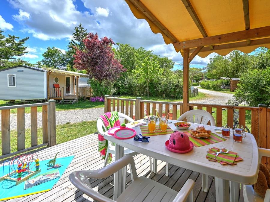 Camping Pas Cher vous présente avec son site Officiel campingpascher.fr, le Camping Le Château classé 3 étoiles, situé sur la commune de Hauterives dans le département Drome (Rhône Alpes) en France. Le camping Le Château, vous présente un hébergement de type mobil-home de 27 m² pour 4 personnes avec climatisation et télévision. Le camping Le Château vous propose du sam. 18 juillet au sam. 25 juillet 2026, en promotion à -8% pour 7 nuits à 835,38 € au lieu de 910,0 € soit une Économie de 74,62 €. Cette location propose 5 dates différentes pour réserver votre séjour. Découvrez également les 17 autres gammes d'hébergements du camping. Les Avis clients pour le Camping Le Château sont excellents avec une note moyenne de 9 sur 10. LacRivière, Piscine couverte, Piscine extérieure, Animations familiales, Club enfants, Aire de jeux enfants, Canoë-kayak, Centre équestre, Cyclisme, Golf, Parcours sportif, Ping-pong, Pétanque, Randonnée, Terrain de badminton, Terrain de volley-ball, Terrain multisports, Trampoline, Bar, Boulangerie, Plats à emporter, Snack/Bar, Supermarché,... En savoir plus : cliquez-ICI.
