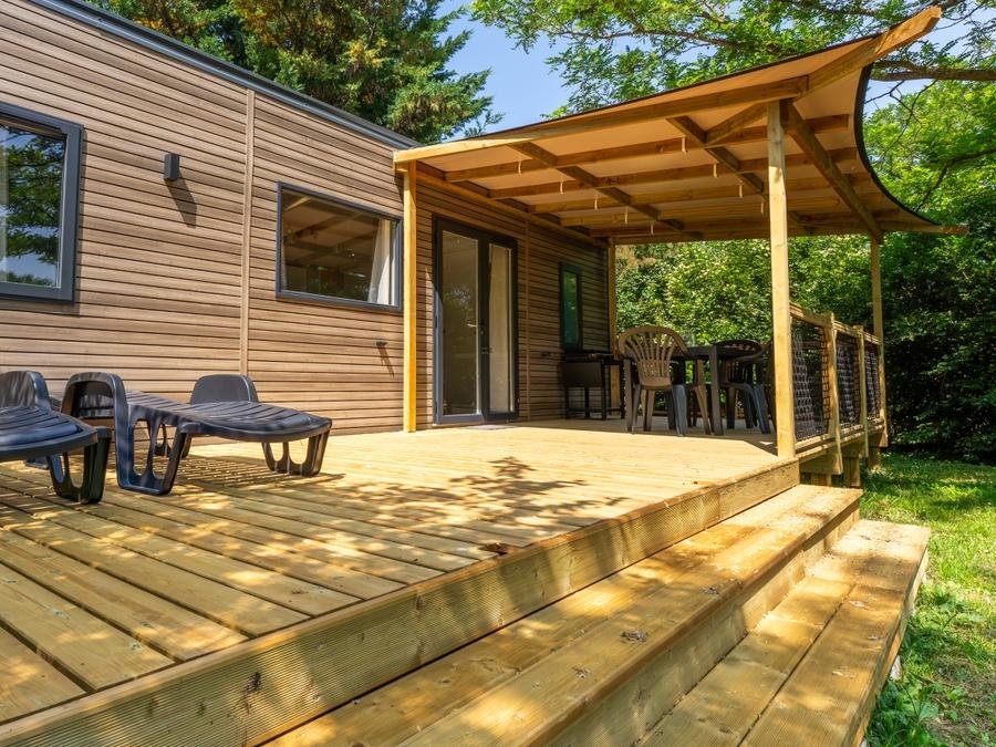Camping Pas Cher vous présente avec son site Officiel campingpascher.fr, le Camping Le Château classé 3 étoiles, situé sur la commune de Hauterives dans le département Drome (Rhône Alpes) en France. Le camping Le Château, vous présente un hébergement de type mobil-home de 35 m² pour 6 personnes avec climatisation et télévision. Le camping Le Château vous propose du vendredi 11 septembre au vendredi 18 septembre 2026 pour 7 nuits à 616€. Cette location propose 8 dates différentes pour réserver votre séjour. Découvrez également les 17 autres gammes d'hébergements du camping. Les Avis clients pour le Camping Le Château sont excellents avec une note moyenne de 9 sur 10. LacRivière, Piscine couverte, Piscine extérieure, Animations familiales, Club enfants, Aire de jeux enfants, Canoë-kayak, Centre équestre, Cyclisme, Golf, Parcours sportif, Ping-pong, Pétanque, Randonnée, Terrain de badminton, Terrain de volley-ball, Terrain multisports, Trampoline, Bar, Boulangerie, Plats à emporter, Snack/Bar, Supermarché,... En savoir plus : cliquez-ICI.