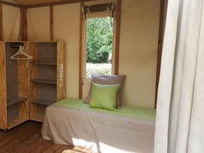 Cliquez pour découvrir toutes les photos de l'HÉBERGEMENT ! bungalow toilé - Le Château photo 6