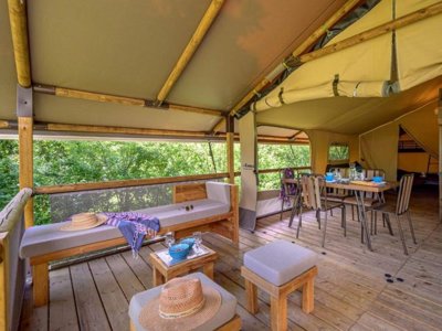 Cliquez pour découvrir toutes les photos de l'HÉBERGEMENT ! tente en toile et bois - Le Château photo 5