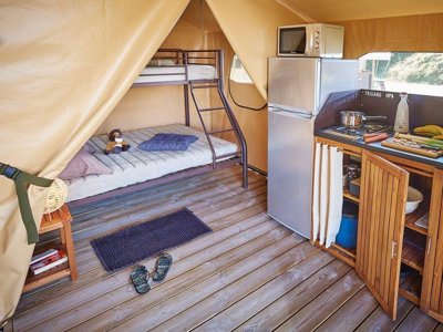 Cliquez pour découvrir toutes les photos de l'HÉBERGEMENT ! tente en toile et bois - Le Château photo 9