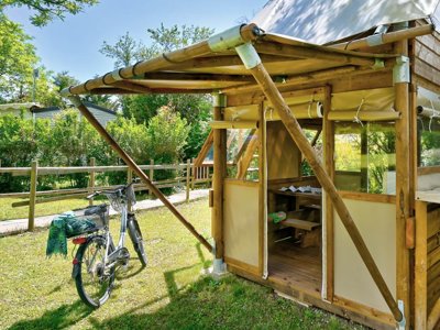 Cliquez pour découvrir toutes les photos de l'HÉBERGEMENT ! tente en toile et bois - Le Château photo 2