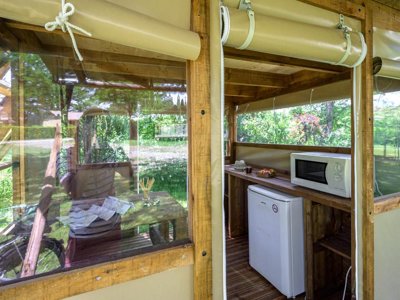 Cliquez pour découvrir toutes les photos de l'HÉBERGEMENT ! tente en toile et bois - Le Château photo 3