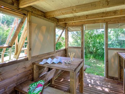 Cliquez pour découvrir toutes les photos de l'HÉBERGEMENT ! tente en toile et bois - Le Château photo 4