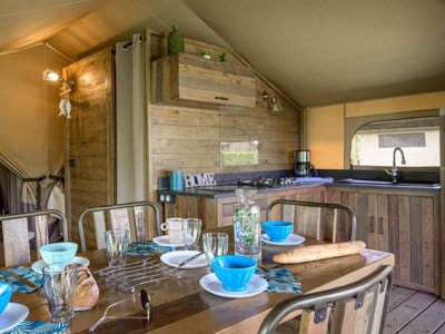 Cliquez pour découvrir toutes les photos de l'HÉBERGEMENT ! tente en toile et bois - Le Château photo 4
