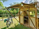 Cliquez pour découvrir toutes les photos de l'HÉBERGEMENT ! tente en toile et bois - camping Le Château photo 2