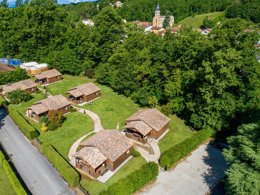 Camping Pas Cher vous présente avec son site Officiel campingpascher.fr, le Camping Le Château classé 3 étoiles, situé sur la commune de Hauterives dans le département Drome (Rhône Alpes) en France. Le camping Le Château, vous présente un hébergement de type caravane de 16 m² pour 2 personnes avec climatisation. Le camping Le Château vous propose du mercredi 10 juin au mercredi 17 juin 2026 pour 7 nuits à 686€. Cette location propose 39 dates différentes pour réserver votre séjour. Découvrez également les 17 autres gammes d'hébergements du camping. Les Avis clients pour le Camping Le Château sont excellents avec une note moyenne de 9 sur 10. LacRivière, Piscine couverte, Piscine extérieure, Animations familiales, Club enfants, Aire de jeux enfants, Canoë-kayak, Centre équestre, Cyclisme, Golf, Parcours sportif, Ping-pong, Pétanque, Randonnée, Terrain de badminton, Terrain de volley-ball, Terrain multisports, Trampoline, Bar, Boulangerie, Plats à emporter, Snack/Bar, Supermarché,... En savoir plus : cliquez-ICI.