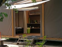 Camping Pas Cher vous présente avec son site Officiel campingpascher.fr, le Camping Le Château classé 3 étoiles, situé sur la commune de Hauterives dans le département Drome (Rhône Alpes) en France. Le camping Le Château, vous présente un hébergement de type bungalow toilé de 17 m² pour 4 personnes. Le camping Le Château vous propose du dimanche 30 août au dimanche 06 septembre 2026, en promotion à -15% pour 7 nuits à 265,50 € au lieu de 312,5 € soit une Économie de 47 €. Cette location propose 124 dates différentes pour réserver votre séjour. Découvrez également les 15 autres gammes d'hébergements du camping. Les Avis clients pour le Camping Le Château sont excellents avec une note moyenne de 9 sur 10. LacRivière, Piscine couverte, Piscine extérieure, Animations familiales, Club enfants, Aire de jeux enfants, Canoë-kayak, Centre équestre, Cyclisme, Golf, Parcours sportif, Ping-pong, Pétanque, Randonnée, Terrain de badminton, Terrain de volley-ball, Terrain multisports, Trampoline, Bar, Boulangerie, Plats à emporter, Snack/Bar, Supermarché,... En savoir plus : cliquez-ICI.