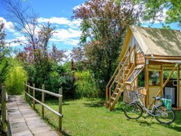 Camping Pas Cher vous présente avec son site Officiel campingpascher.fr, le Camping Le Château classé 3 étoiles, situé sur la commune de Hauterives dans le département Drome (Rhône Alpes) en France. Le camping Le Château, vous présente un hébergement de type tente en toile et bois de 8 m² pour 2 personnes. Le camping Le Château vous propose du lundi 06 avril au lundi 13 avril 2026, en promotion à -15% pour 7 nuits à 248,50 € au lieu de 292,5 € soit une Économie de 44 €. Cette location propose 161 dates différentes pour réserver votre séjour. Découvrez également les 15 autres gammes d'hébergements du camping. Les Avis clients pour le Camping Le Château sont excellents avec une note moyenne de 9 sur 10. LacRivière, Piscine couverte, Piscine extérieure, Animations familiales, Club enfants, Aire de jeux enfants, Canoë-kayak, Centre équestre, Cyclisme, Golf, Parcours sportif, Ping-pong, Pétanque, Randonnée, Terrain de badminton, Terrain de volley-ball, Terrain multisports, Trampoline, Bar, Boulangerie, Plats à emporter, Snack/Bar, Supermarché,... En savoir plus : cliquez-ICI.