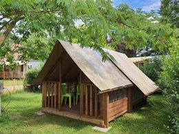 Camping Pas Cher vous présente avec son site Officiel campingpascher.fr, le Camping Le Château classé 3 étoiles, situé sur la commune de Hauterives dans le département Drome (Rhône Alpes) en France. Le camping Le Château, vous présente un hébergement de type tente en toile et bois de 8 m² pour 2 personnes. Le camping Le Château vous propose du dimanche 30 août au dimanche 06 septembre 2026, en promotion à -15% pour 7 nuits à 200 € au lieu de 235,5 € soit une Économie de 35,50 €. Cette location propose 161 dates différentes pour réserver votre séjour. Découvrez également les 15 autres gammes d'hébergements du camping. Les Avis clients pour le Camping Le Château sont excellents avec une note moyenne de 9 sur 10. LacRivière, Piscine couverte, Piscine extérieure, Animations familiales, Club enfants, Aire de jeux enfants, Canoë-kayak, Centre équestre, Cyclisme, Golf, Parcours sportif, Ping-pong, Pétanque, Randonnée, Terrain de badminton, Terrain de volley-ball, Terrain multisports, Trampoline, Bar, Boulangerie, Plats à emporter, Snack/Bar, Supermarché,... En savoir plus : cliquez-ICI.